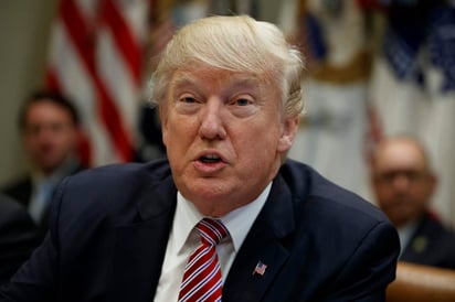 Trump hizo sus declaraciones un día antes de que Mitch McConnell difunda su propuesta reestructurada durante una reunión de senadores republicanos a puerta cerrada. (AP)