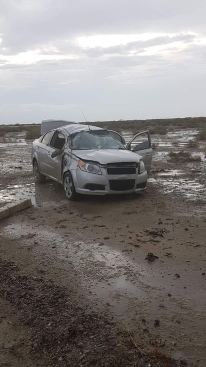 Voceros de la Policía Federal, División Caminos, dieron a conocer que siendo aproximadamente las 19:15 horas se reportó la volcadura de un vehículo en la altura del kilómetro 185 de la autopista Saltillo-Torreón a la altura del paraje conocido como La Cuchilla. (ESPECIAL)