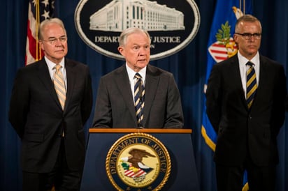 Acusan. Jeff Sessions (Cen.) dio a conocer cargos contra 412 individuos por defraudar un total de 1,300 millones de dólares.