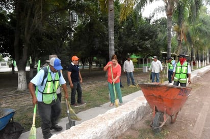 La autoridad giró la instrucción a la Dirección de Obras Públicas, de hacer la rehabilitación de la cafetería, 45 asadores, juegos infantiles, los baños, el muelle y de las canchas. (EL SIGLO DE TORREÓN)