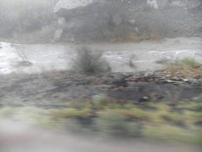 Creciente. El agua provocó el cierre de la carretera libre.