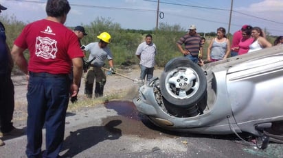 Vehículo. Así terminó el auto fuera de la carretera.