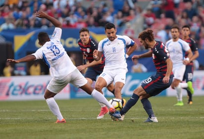 El First Energy Stadium fue el escenario de este compromiso en el que los norteamericanos se quedaron con el triunfo gracias a los goles de Joe Corona, al minuto 36; Kelyn Rowe, 56, y de Matt Miazga, al 88. (EFE)