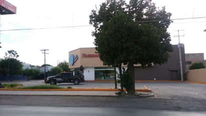 Sujetos armados asaltan farmacia y logran darse a la huida