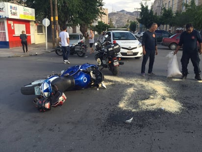 Choque. El motociclista fue auxiliado por paramédicos de Cruz Roja y personal del Cuerpo de Bomberos de Torreón.