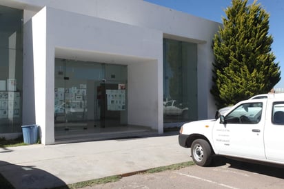 El agente del Ministerio Público se presentó en el lugar del accidente para dar fe del deceso del trailero y ordenar el traslado del cadáver a las instalaciones del Semefo, para la práctica de la necropsia de rigor. (ARCHIVO)