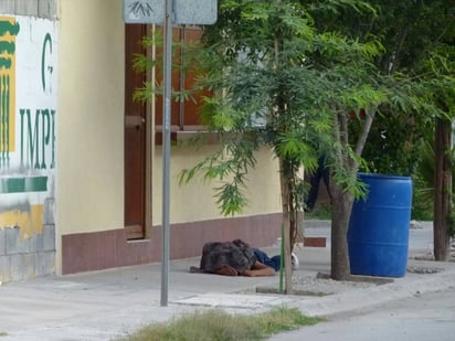 Cuerpo. Quedó tendido sobre la banqueta y a las afueras de un local comercial de la colonia Jardines Universidad de Torreón. (EL SIGLO DE TORREÓN)