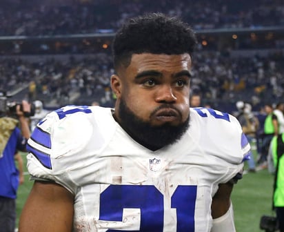 El corredor Ezekiel Elliott vuelve a estar metido en problemas. (Archivo)