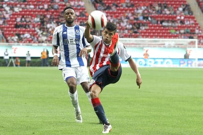 Consecuencia de las lesiones que aquejan a algunos de sus jugadores y a las ausencias de los involucrados en la selección que participa en la Copa Oro de la Concacaf, el entrenador de las Chivas abrió con novatos, lo cual aprovecharon los europeos. (EFE)