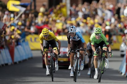 Chris Froome (i), Romain Bardet (c) y Rigoberto Urán durante el cierre de la etapa de ayer. (EFE)