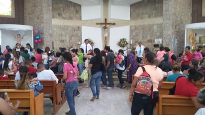 Además de recibir la bendición, los niños y sus familias han acudido esta mañana a la adoración del niño, que se encontraba expuesto al pie del altar en la iglesia. (EL SIGLO DE TORREÓN)