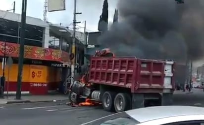 Los vehículos fueron incendiados para evitar que los elementos federales llegaran a donde perseguían a 'El Ojos'. (ESPECIAL)