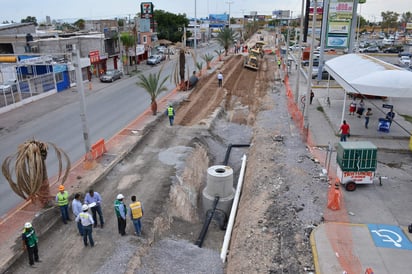 En recorrido por la obra, realizado por Berlanga Gotés y el alcalde Jorge Luis Morán, se informó que lleva en su construcción global un 50 por ciento de avance. (FERNANDO COMPEÁN)