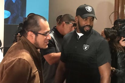 Jelani Jenkins jugador de Raiders estuvo ayer en Bellas Artes como parte de la promoción del juego ante Patriots el 19 de noviembre. (El Universal)