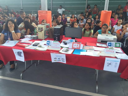 En el evento estuvieron presentes el director general de Peñoles, ingeniero Rafael Rebollar y el ingeniero Antonio Vaca Padilla, gerente de Vinculación y Desarrollo Social de la Metalúrgica Met-Mex Peñoles. (EL SIGLO DE TORREÓN)
