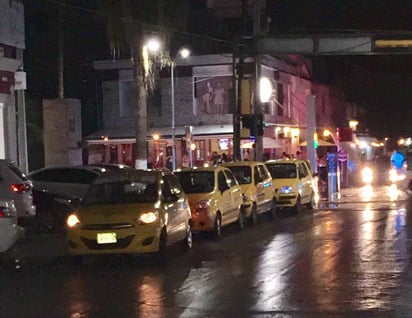 Prohibido. Luego de que taxis y Uber intentaron instalar bases en el Paseo Morelos y áreas del Distrito Colón, agentes de Vialidad y elementos de Inspección y Verificación los retiraron. (CORTESÍA)