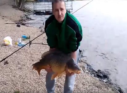 Momento bochornoso para el pescador. (YOUTUBE)