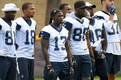 Lucky Whitehead (con el número 13) quedó fuera de los Vaqueros de Dallas desde la pretemporada. (AP)