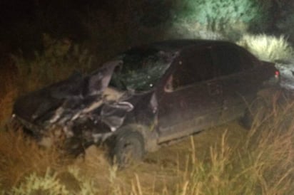 Destrozada. La motocicleta quedó prácticamente destruida a un costado de la carretera. (EL SIGLO DE TORREÓN)