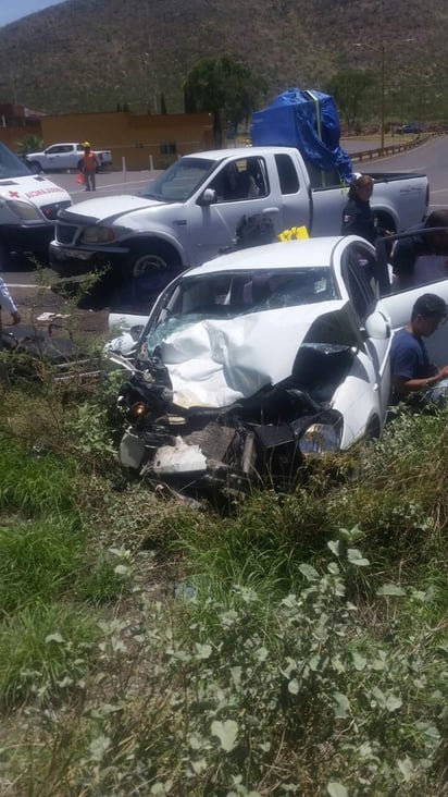 De inmediato autoridades de la Policía Municipal de Lerdo, paramédicos de Cruz Roja de Gómez Palacio y Lerdo, así como elementos del cuerpo de Bomberos, y personal de Protección Civil de Lerdo, comandados por Vicente García, se trasladaron hasta el lugar del accidente, donde encontraron a nueve lesionados, y el conductor de un auto involucrado en el choque atrapado en el mismo. (ESPECIAL)