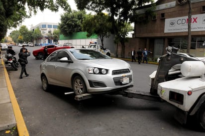 La PGJ indicó que en el vehículo Challenger se encontraron diversas dosis de cocaína, además de 213 mil pesos y mil 475 dólares. En un primer reporte, se informó que el monto decomisado ascendía a 3.5 millones de dólares. (EL UNIVERSAL)