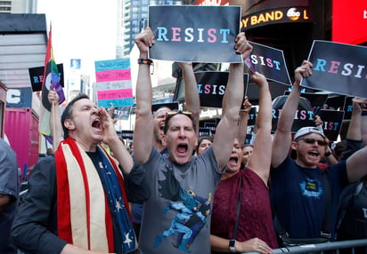 Protesta. Cientos protestaron ayer contra el anuncio realizado por Donald Trump. 