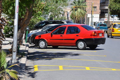 Oficialmente. Este jueves comienza la operación formal de estacionamientos en batería en la Matamoros sector poniente. (FERNANDO COMPEÁN)