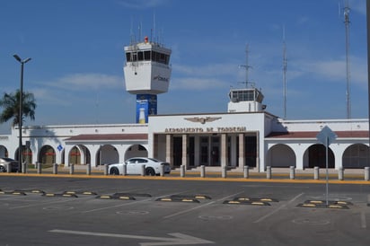 Cabify ni Uber tienen permiso en ningún aeropuerto, aseguró la SCT. (ARCHIVO)
