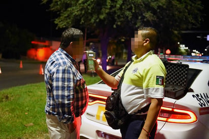 Aumenta. Los operativos Alcoholímetro se realizan desde el jueves para detectar ebrios al volante. (EL SIGLO DE TORREÓN)