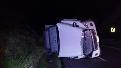 La Policía Federal, División Caminos, informó que la unidad se desplazaba a exceso de velocidad y en un momento dado la carga le gano y volcó sobre su costado derecho fuera de la carretera.  (ESPECIAL)