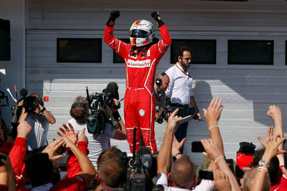 Vettel gana el Gran Premio de Hungría y retiene el liderato. (AP)