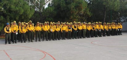 El personal fue concentrado este fin de semana en la sede nacional de la CONAFOR en Jalisco, donde reciben instrucciones, se ejercitan y verifican el equipo de protección personal y herramientas con las que partirán a Canadá el próximo miércoles. (ESPECIAL)