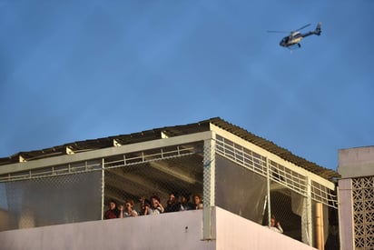 Con el apoyo interinstitucional, se procedió a retirar de la zona aledaña a la penitenciaría, puestos de comida, ropa y hasta abarrotes, los cuales se encontraban de forma ambulante o semifija. (ARCHIVO)