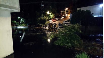 Situación. La madrugada de ayer decenas de viviendas quedaron bajo el agua. (AGENCIA REFORMA)