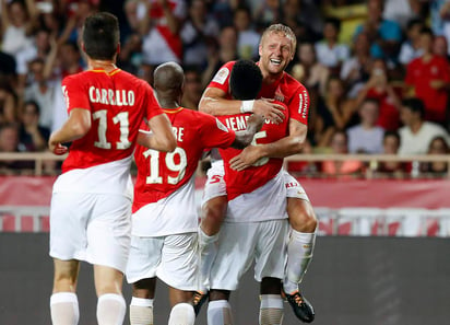 Los jugadores del Monaco celebran con Kamil Glik la anotación del gol de la victoria. (EFE)