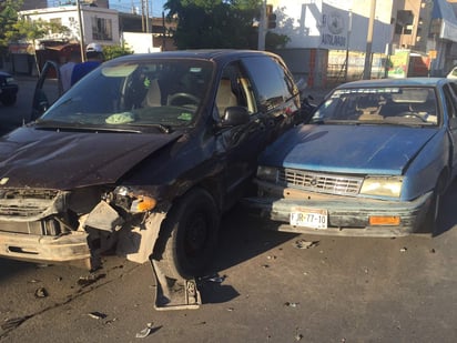 La segunda unidad participante fue el automóvil Chrysler Spirit, color azul, placas FJR-7710 de Coahuila, tripulado por Daniel Llañez, el cual era acompañado por una mujer embarazada que también sufrió crisis nerviosa. (ESPECIAL)