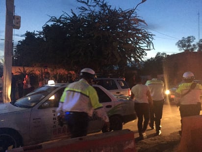 Enojo. Bloquearon la circulación en protesta porque desde las 8 de la mañana de ayer no tenían electricidad. CFE y municipio no habían acudido.