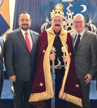 El aspirante a gobernador de Jalisco por Morena se disfrazó de rey para su cumpleaños. (TWITTER)