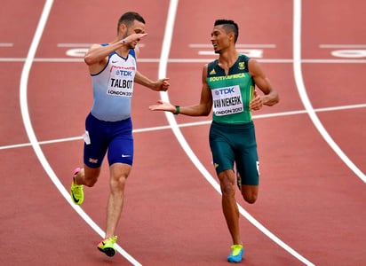  Wayde Van Niekerk ganó su heat con tiempo de 20.16 segundos. (AP)