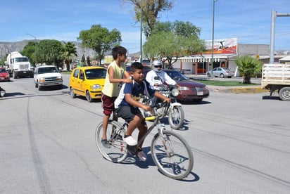 Preferencia. Peatones y ciclistas tienen derecho de preferencia sobre los automotores, pero deben ajustarse a Reglamento. (FERNANDO COMPEÁN)