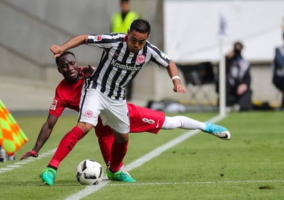 Marco Fabián tiene problemas en la región lumbar. (Archivo)