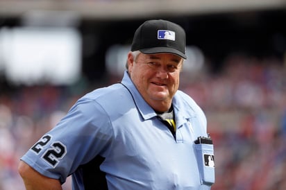 Joe West fue suspendido tres partidos por decir que Adrián Beltré era el jugador más quejumbroso de las Grandes Ligas. (Archivo)