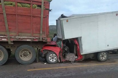 Acción. Bomberos de Lerdo emplearon las 'quijadas de la vida' para rescatar el cuerpo.