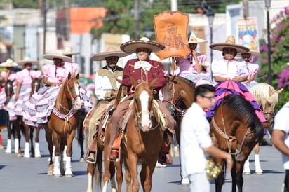 El desfile dio inicio a las 10 de la mañana en la Plaza de Armas. (FERNANDO COMPEÁN)