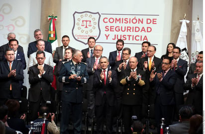 Entrega. Los gobernadores que integran la Conago reconocieron el trabajo de las fuerzas armadas en las operaciones contra el crimen organizado y por su labor en apoyo a la población civil en casos de desastre.