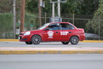 Operativos. Autotransporte e ingresos iniciaron operativos para revisar taxis y unidades de carga pesada. (EDITH GONZÁLEZ)