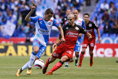 Oscar Rojas (i), del Puebla, y Víctor Malcoma, de Xolos, durante el juego de la jornada 4 en el estadio Cuauhtémoc. (Jam Media)