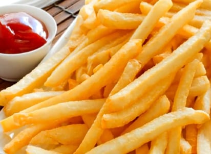 Los científicos crearon, mediante un proceso de destrucción, una papa frita hecha con una mezcla de descartes de papas y subproductos del pulido de arroz, pero con una forma 'un poco distinta', para distinguirla de la tradicional, pero un sabor similar. (ARCHIVO)