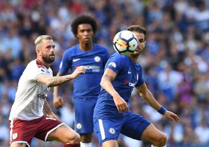 Con este sorpresivo resultado, el cuadro que comanda Sean Dyche sumó sus primeras tres unidades en este arranque de la competencia, para instalarse en los primeros lugares de la tabla general, en tanto el Chelsea se quedó en blanco. (EFE)