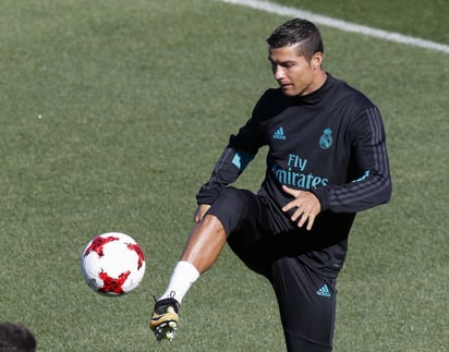 El portugués del Real Madrid Cristiano Ronaldo, durante el entrenamiento de ayer en Valdebebas con la mente puesta en el Barcelona. Cristiano y el resto, listos para la Supercopa: Zidane